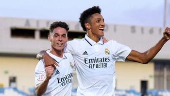 Màn ăn mừng bàn thắng 'hú hồn', suýt xảy ra tai nạn ở Madrid