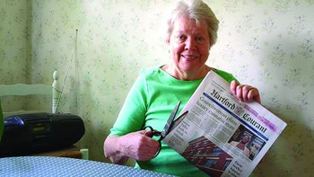 Những người cắt báo trao tay