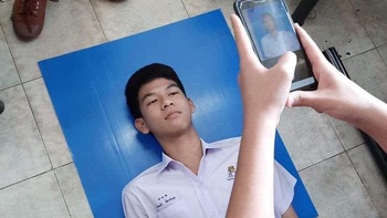 Ảnh vui 19-6: Tuyệt chiêu chụp hình làm passport 'hết nước chấm'