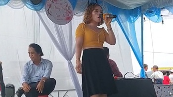 Ban nhạc đám cưới ngồi ngẩn ngơ khi người phụ nữ cất tiếng hát