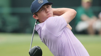 Cách lỗ có 1m, tay golf đánh bóng 'hỏng' vì lý do khó tin