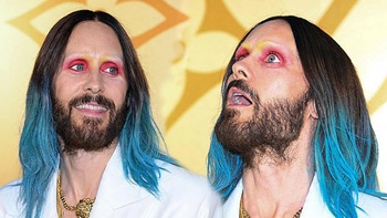 Jared Leto khoe phong cách lập dị, mắt đỏ tóc xanh nổi bật