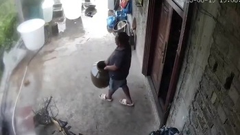 Người đàn ông đứng hình khi làm vỡ toang chum rượu