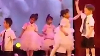 Hai bé vừa diễn văn nghệ vừa đánh nhau khiến khán giả phì cười