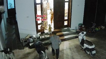 Hai cháu thấy ông đi làm về vội chạy ra đòi được bế