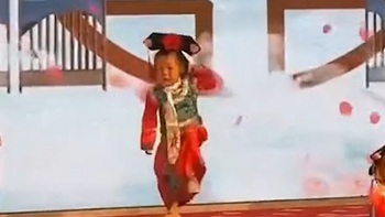 'Cách Cách' hờn dỗi trên sân khấu khiến phụ huynh phì cười
