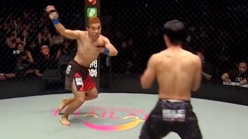 Võ sĩ nhún nhảy lêu lêu đối thủ bị đấm không trượt phát nào