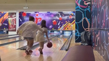 Cô gái quê một cục khi chơi bowling