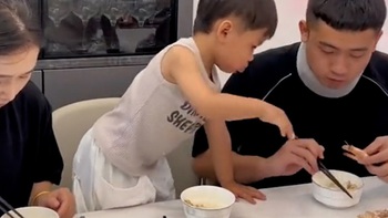 Bố chưng hửng vì tưởng được con trai cho ăn tôm
