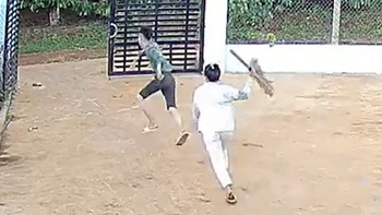 Vợ cầm 'đả cẩu bổng' rượt chồng chạy quanh nhà