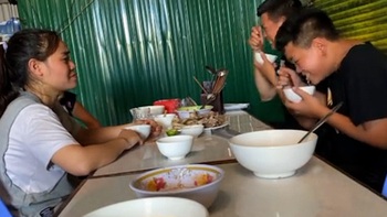 Hai bố con cười sặc cơm khi troll mẹ