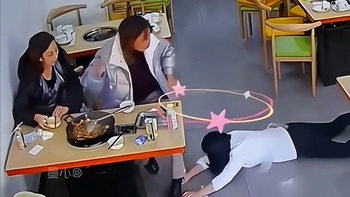 Chủ quán và khách cùng 'vồ ếch' vì nền nhà trơn