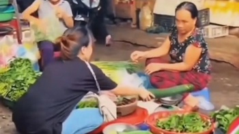 Người phụ nữ giật mình với kiểu cách mua rau của cô gái