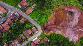 Thành phố sụp đổ bởi tay mình