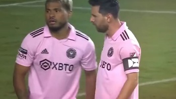 Khoảnh khắc Messi nhường sút penalty cho Martinez làm nức lòng người xem