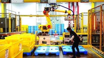 Máy giống người, hay người đã hóa máy?
