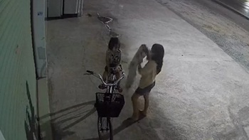 Chị gái lấy áo che cho em khi gặp trời mưa