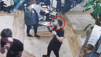 Chàng nhân viên có pha xử lý bát rơi nhanh gọn như siêu nhân