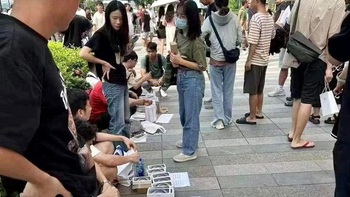 Ảnh vui 25-9: 'Phiên chợ bán táo' lớn nhất thế giới đã mở