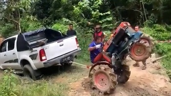 Máy cày bốc đầu khi giải cứu xe bán tải gặp nạn