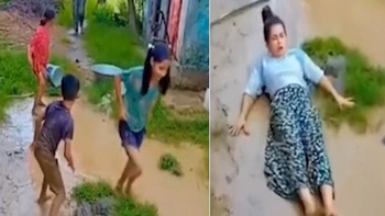 Mẹ 'vồ ếch' khi cầm roi ra dí con tắm mưa