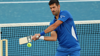 Novak Djokovic đánh hụt bóng tennis khi dùng gậy cricket