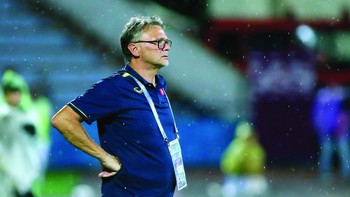 Asian Cup: Ông Troussier, bột và hồ