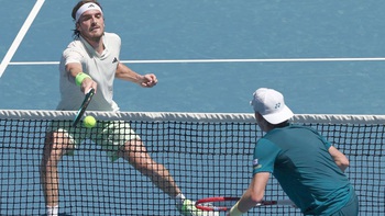 Stefanos Tsitsipas thò vợt sang sân đối phương ghi điểm gây sốt