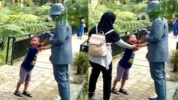 Bé trai nghịch ngợm bị 'người tượng' hù phen hú hồn