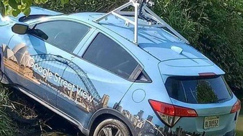 Ảnh vui 22-1: Khi Google Street View cũng bị lọt... mương