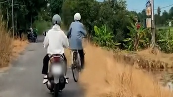 Con gái cười nắc nẻ khi bố say rượu đi xe đạp không vững