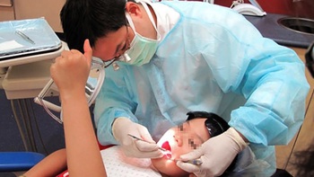 Trẻ có mảng bám đen trên răng sữa có gây mất răng?