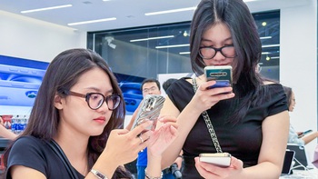 Người Việt chi gần 2.000 tỉ đồng mua iPhone 16, titan sa mạc 'cháy hàng'
