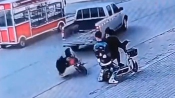 Hai thanh niên ngơ ngác khi được ô tô bán tải 'tặng' cho xe đạp điện