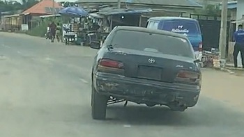 Ô tô 'rụng một bánh' vẫn chạy băng băng trên đường