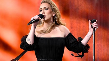 Adele bị suy giảm thính giác nặng từ concert cuối cùng