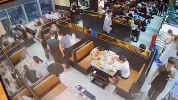 Khách đi lấy nước chấm, quay lại bàn ăn thấy nhân viên dọn sạch
