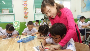 Cô giáo lớp 1 dạy học bằng... rap