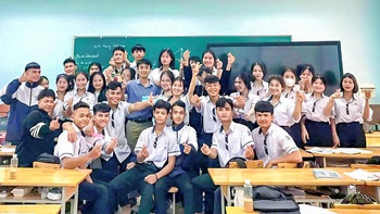 Nụ cười vỡ òa của giáo viên vùng cao Quảng Ngãi