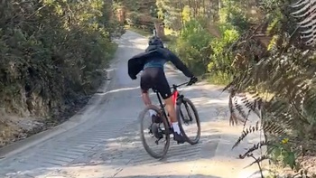Thanh niên phóng xe đạp vào bụi cây khi xuống dốc