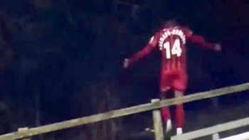 Màn ăn mừng bàn thắng kỳ lạ tại FA Trophy