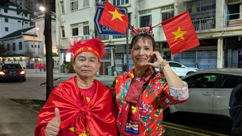 Cổ động viên Việt Nam trên khán đài Jalan Besar