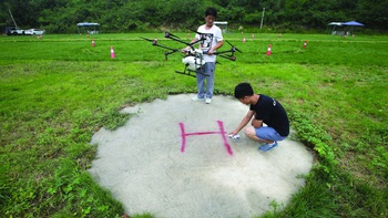 Quy định phải 'cất cánh' cùng drone