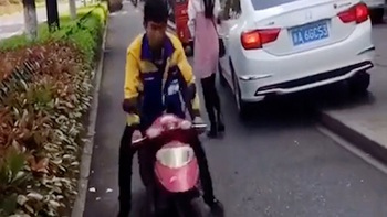 Chàng trai đi xe máy 'gục ngã' khi thấy người đẹp