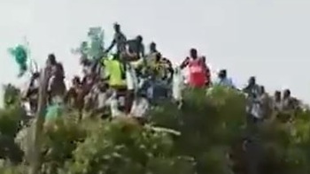 Thót tim với cách xem bóng đá kỳ lạ của cổ động viên Uganda