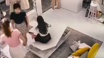 Cô gái ngồi sập bàn vì tưởng ghế