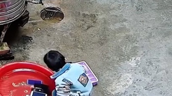 Bé trai gom điện thoại cả nhà mang đi rửa