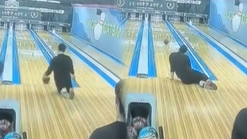 Cười sảng với thanh niên chơi bowling phong cách độc lạ