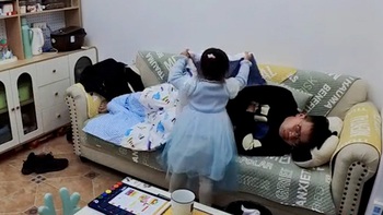 Bố say rượu nằm ngủ ghế sofa được con gái nhỏ chăm sóc chu đáo