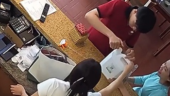 Chàng trai 'yếu đuối' nhờ cô gái vặn nắp can nhựa